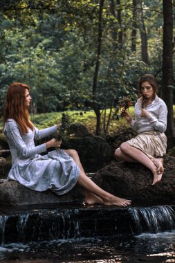 Slav görünümü güzel iki genç kız portresi