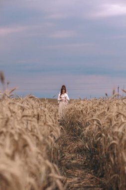  Slav bir görünüme sahip güzel genç kız