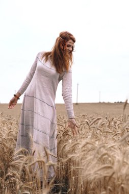  Slav bir görünüme sahip güzel genç kız