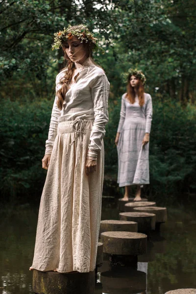 Slav görünümü güzel iki genç kız portresi