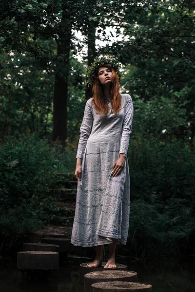 Slav bir görünüme sahip güzel bir genç kız portresi