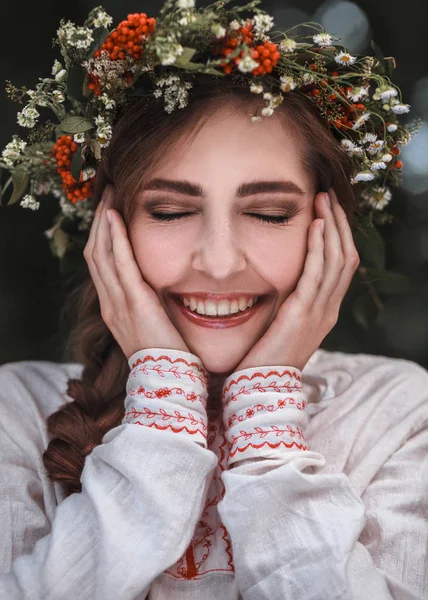 Muotokuva kaunis nuori tyttö slaavilainen ulkonäkö — kuvapankkivalokuva