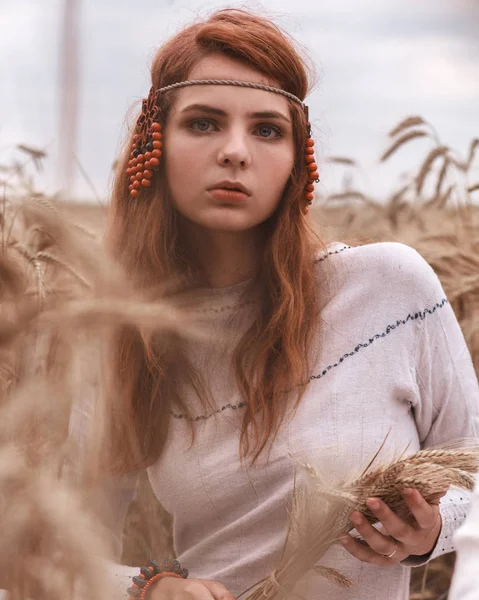Bela jovem com uma aparência eslava — Fotografia de Stock