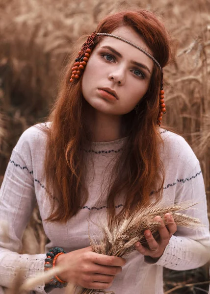 Bela jovem com uma aparência eslava — Fotografia de Stock