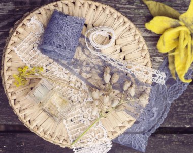 Kutusu ve el yapımı malzemeler ile güzel stillife arka plan