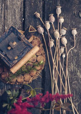 Güzel rustik arka plan stillife ile mutfak eşyaları ve tesisleri 