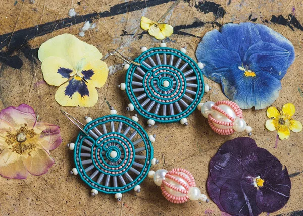 Güzel parlak renkli boncuk aksesuarları 