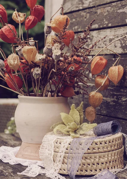 Ramillete de flores en un jarrón — Foto de Stock