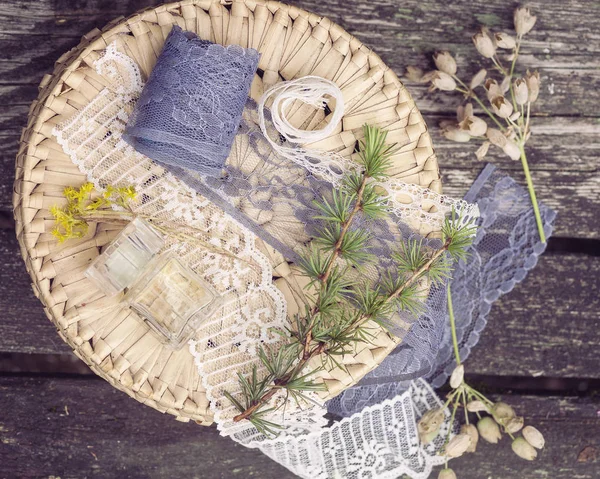 Kutusu ve el yapımı malzemeler ile güzel stillife arka plan