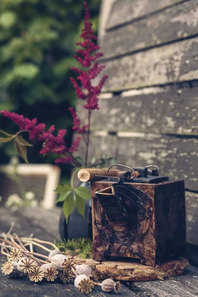 Hermoso estillife de fondo rústico con utensilios y plantas — Foto de Stock
