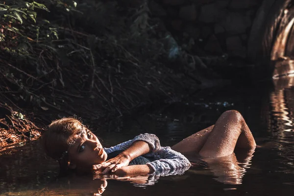 Su güzel bir genç kız portresi