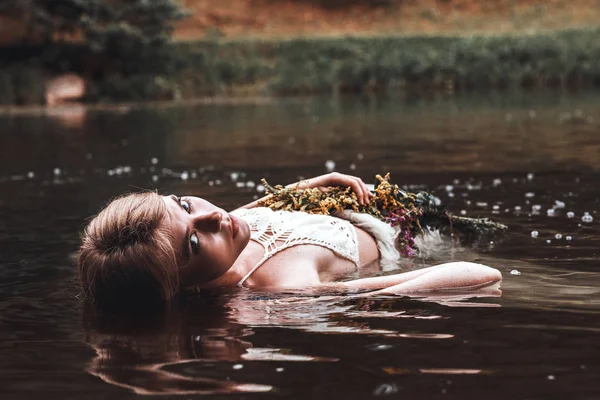 水の美しい少女の肖像画 — ストック写真