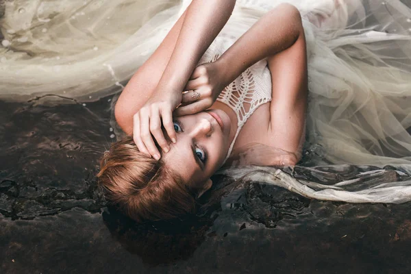 Su güzel bir genç kız portresi