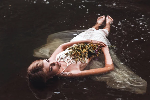 Portret van een jong mooi meisje in het water Rechtenvrije Stockfoto's