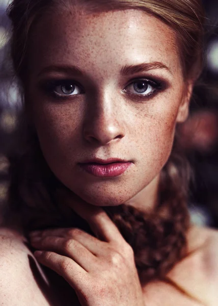 Портрет красивая элегантная девушка моды с веснушками Стоковое Фото