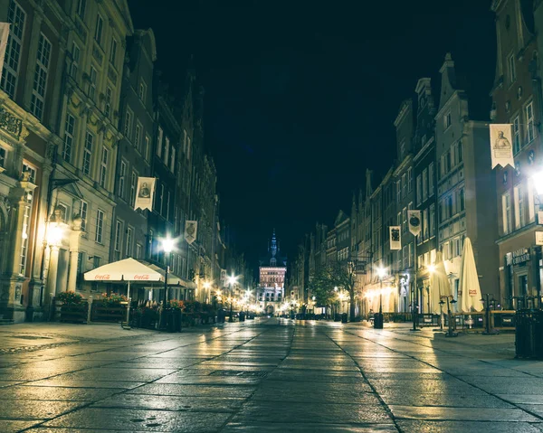 GDANSK, POLAND - AĞUSTOS 04, 2015 - Baltık Denizi 'ndeki büyük eski liman şehri, şehir merkezi ve gece turizm merkezi