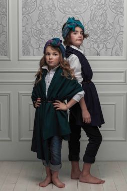 İki güzel kız parlak şık clo portresi