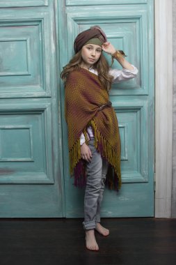 Güzel bir kız, parlak moda bir portresi giydirin