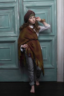 Güzel bir kız, parlak moda bir portresi giydirin