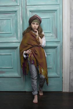 Güzel bir kız, parlak moda bir portresi giydirin