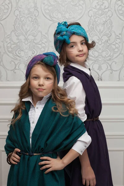 Retrato de dos niñas hermosas en clo de moda brillante — Foto de Stock