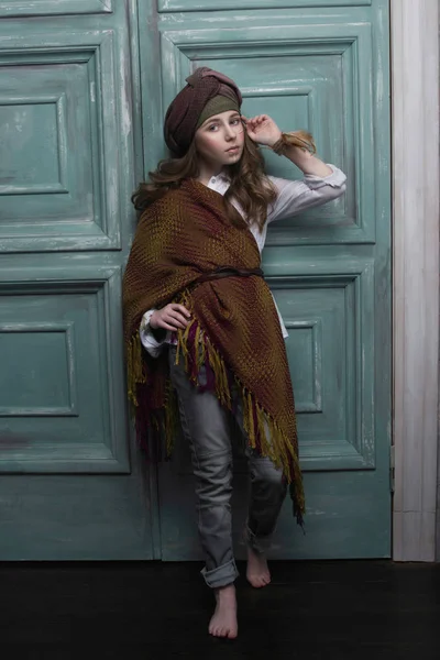 Güzel bir kız, parlak moda bir portresi giydirin