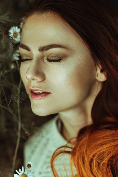 カモミール フィールドの美しい赤い髪の少女の肖像画 — ストック写真