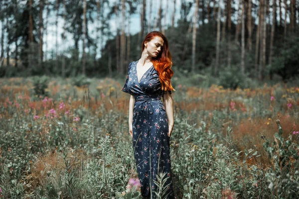 お花畑の美しい赤い髪の少女の肖像画 — ストック写真