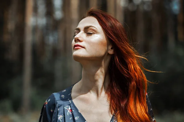 自然のなせる業の背景に美しい赤い髪の少女の肖像画 — ストック写真