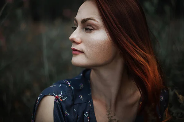自然のなせる業の背景に美しい赤い髪の少女の肖像画 — ストック写真