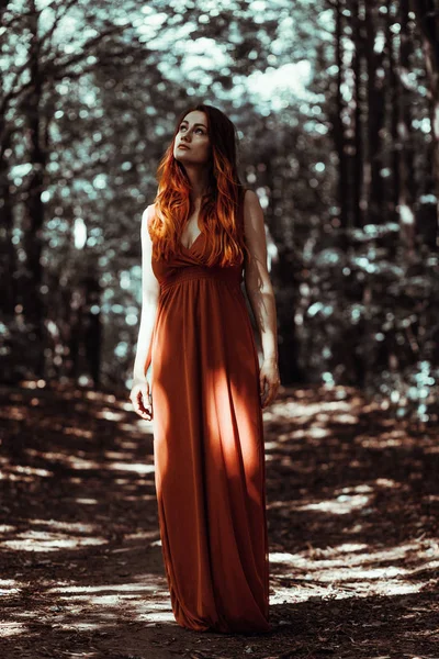 森の中の美しい赤い髪の少女の肖像画 — ストック写真