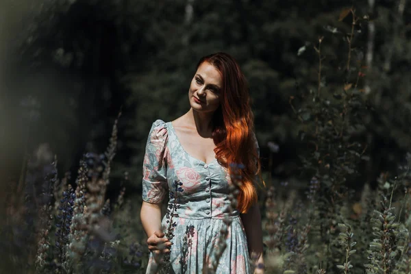 Bela Encantadora Mulher Romântica Com Cabelo Vermelho Retrato Verão Campo — Fotografia de Stock