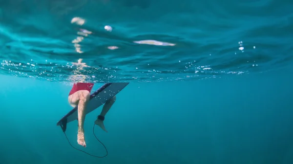 Hodí Aktivní Dívce Bikinách Surfař Surfaři Čeká Vlnu Oceánu Ženské — Stock fotografie