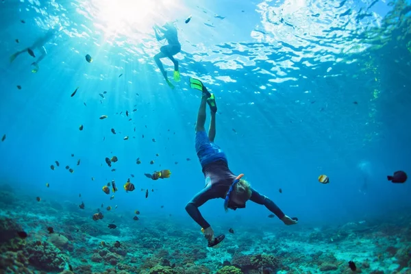 Jonge man in snorkelen masker duik onderwater — Stockfoto