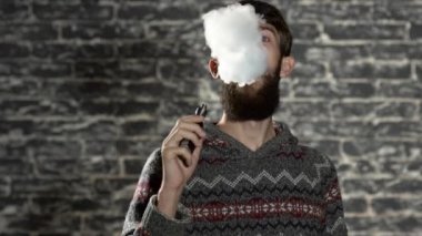 Sakal vaping elektronik sigara olan genç adam. Vaper hipster duman Buharlaştırıcı yavaş hareket 