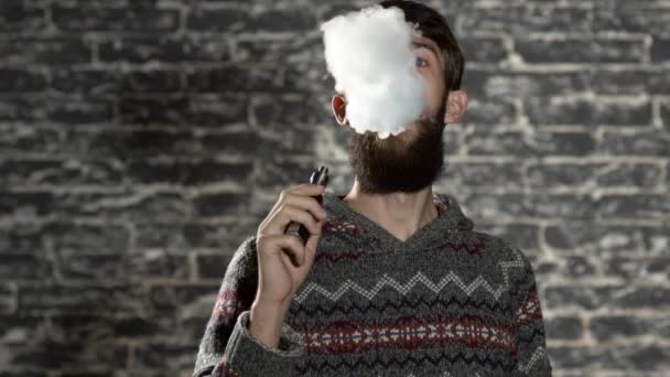 수염 vaping 전자 담배와 함께 젊은 남자. 슬로우 모션에서 Vaper hipster 연기 기화 기 — 비디오