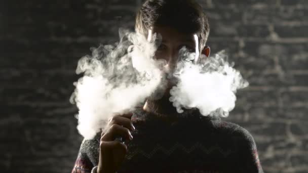 Mladý muž s vousy vaping elektronická cigareta. Vaper bokovky kouře odpařovač v pomalém pohybu — Stock video