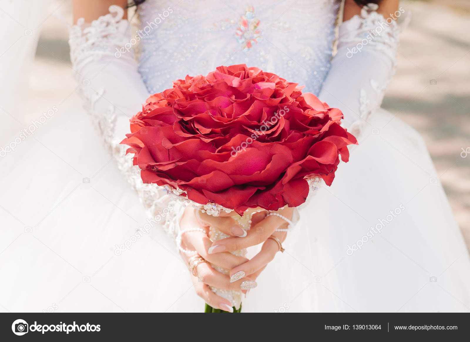 La Mariée Tenant Un Bouquet Rouge Fleurs De Mariage Flou