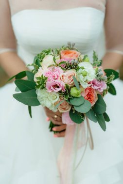 bir buket tutan gelin. düğün çiçekleri. yumuşak odak.