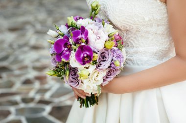 bir buket tutan gelin. düğün çiçekleri. yumuşak odak.