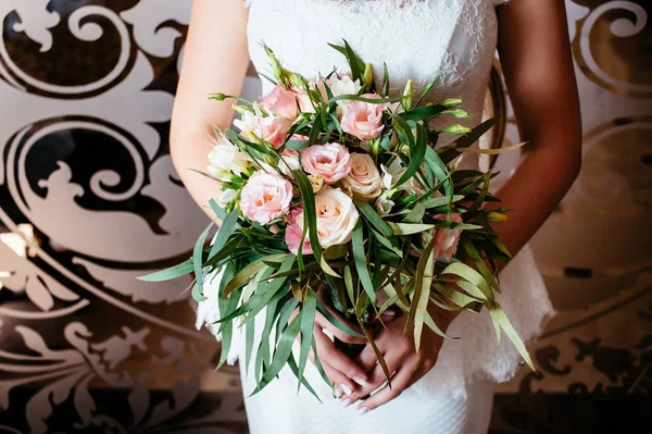 Pengantin wanita memegang karangan bunga. bunga pernikahan. fokus lembut . — Stok Foto