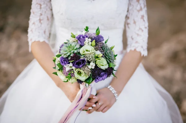 De bruid een boeket te houden. bruiloft bloemen. Soft Focus Sea.... — Stockfoto