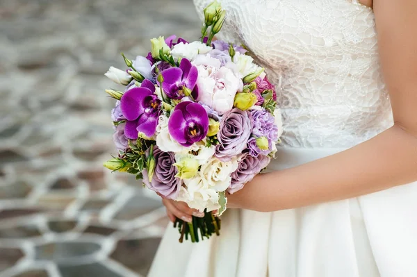 Nevěsta drží kytici. Svatební květiny. měkké zaostření. — Stock fotografie