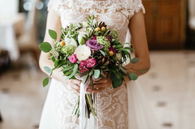 bir buket tutan gelin. düğün çiçekleri. yumuşak odak.