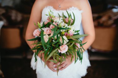 bir buket tutan gelin. düğün çiçekleri. yumuşak odak.