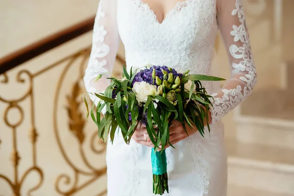 Pengantin wanita memegang karangan bunga. bunga pernikahan. fokus lembut . — Stok Foto