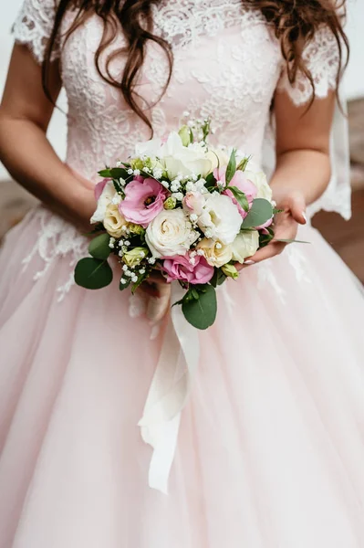 新娘抱着一束。婚礼鲜花。软焦点. — 图库照片