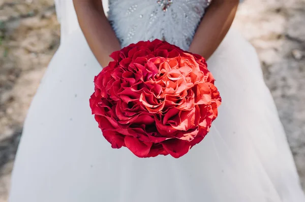 Наречена тримає червоний букет. весільні квіти. м'який фокус . — стокове фото
