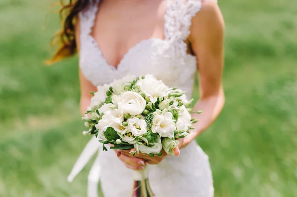신부는 부케를 들고입니다. 웨딩 꽃입니다. 소프트 포커스. — 스톡 사진