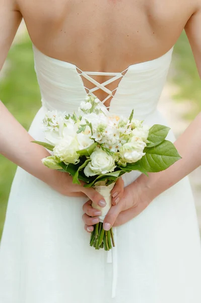 Η νύφη κρατώντας ένα μπουκέτο. λουλούδια γάμου. απαλή εστίαση. — Φωτογραφία Αρχείου